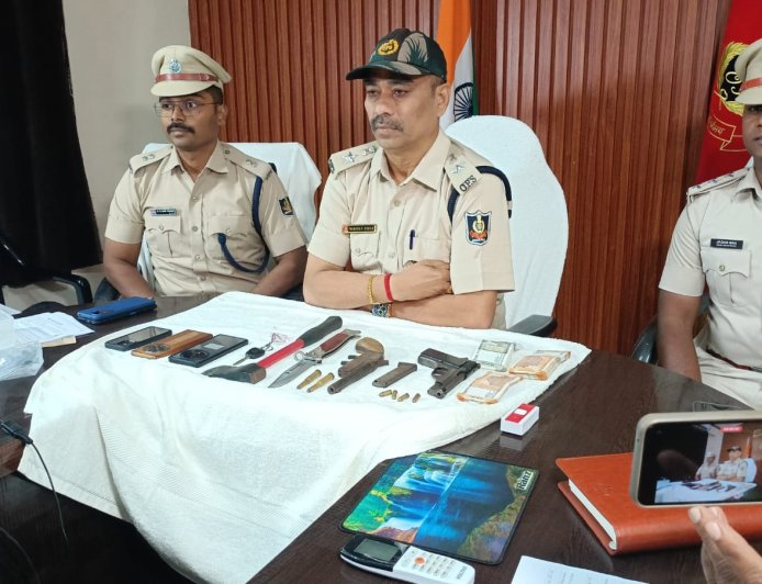 ଦୁଇଟି ପିସ୍ତଲ୍ ଗୋଟାଏ ବୋମା, କାର ଓ ବିଭିନ୍ନ ମାରଣାସ୍ତ୍ର ସହ ୩ ଜଣ ସନ୍ଦିଗ୍ଧ ଯୁବକ ଙ୍କୁ ଗିରଫ କଲା ସୁବର୍ଣ୍ଣପୁର  ପୋଲିସ*- *ସୁବର୍ଣ୍ଣପୁର ପୋଲିସ ର ବଡ଼ ସଫଳତା*-