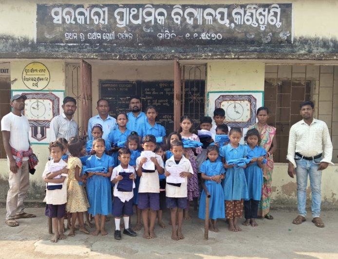 କାର୍ଣିଖୁଣ୍ଟି ଠାରେ ପୋଷାକ ବିତରଣ ଉତ୍ସବ