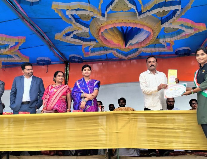 ଜାତୀୟ ପତାକା ଉତ୍ତୋଳନ ଓ ମିଳିତ ପ୍ୟାରେଡର ଅଭିବାଦନ ଗ୍ରହଣ କଲେ ଅଧ୍ୟକ୍ଷା ପ୍ରେମ ଶିଳା ନାଗ